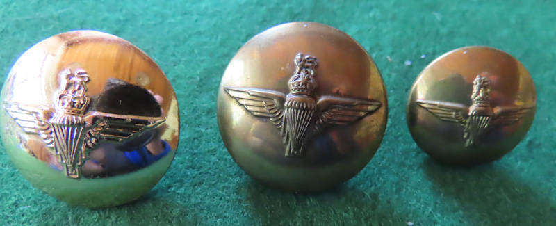 Great Britain - Parachute Regiment  - 3 Buttons  2 K/C, 1 Q/C - 24 x 2 and 19mms