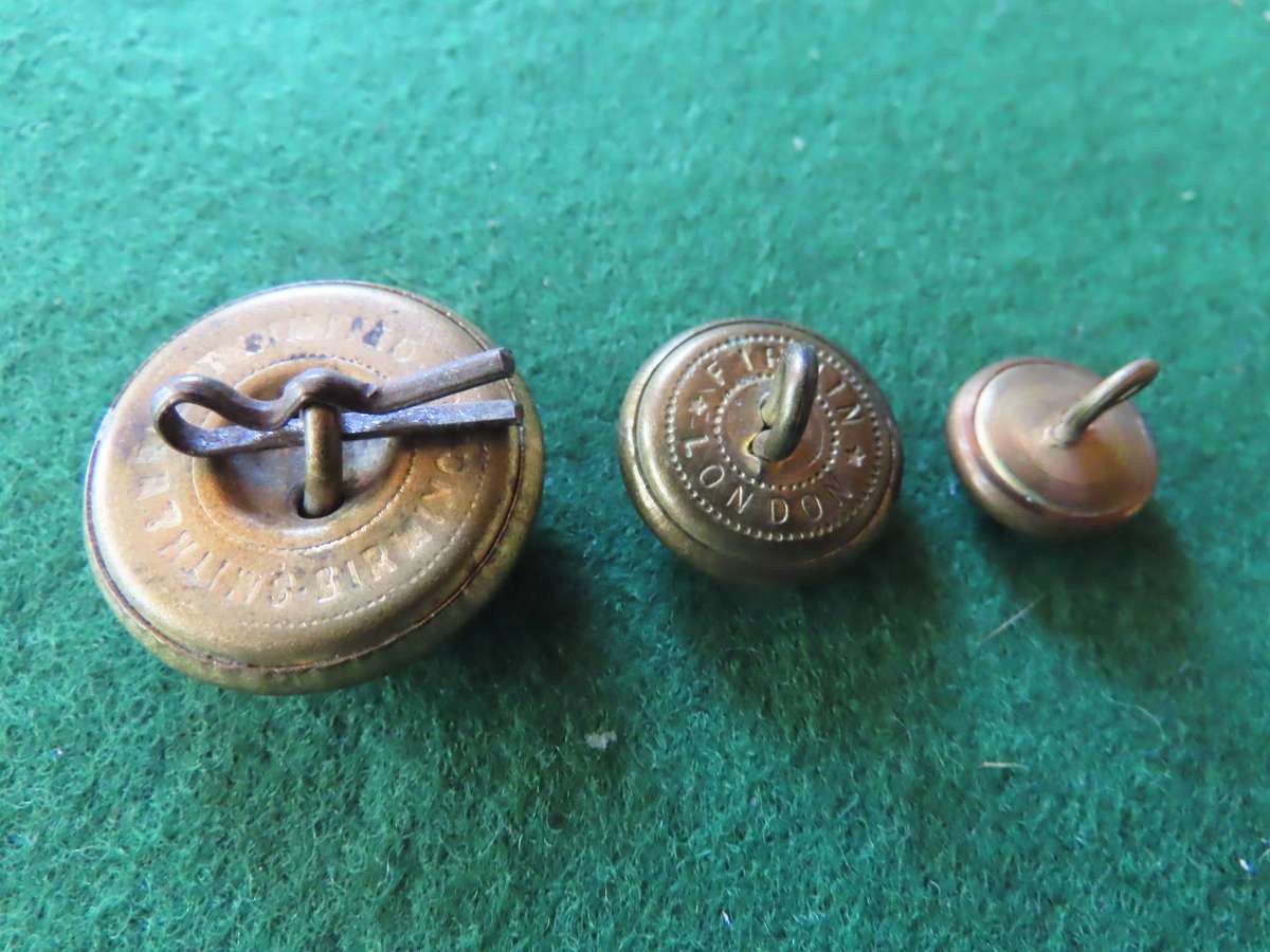 Great Britain - Irish Guards - 3 Buttons K/C - 24, 18 and 14mms