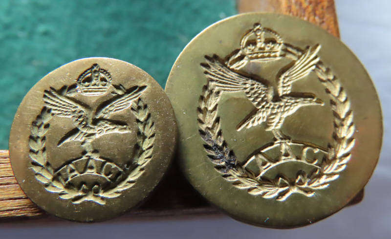 Great Britain - Army Air Corps - 2 Buttons 24 and 17mms KC