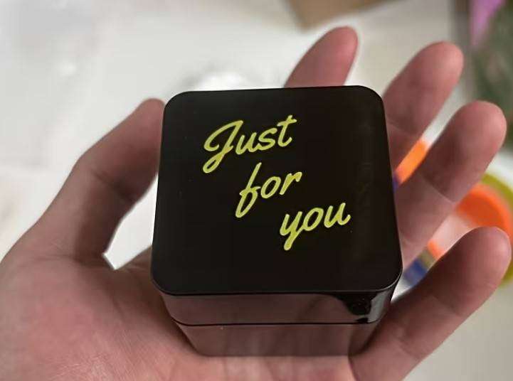 Luxury Surprise Prank Box  SpringLoaded Gold Finger Gift (5cm Box)