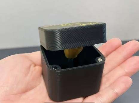 Luxury Surprise Prank Box  SpringLoaded Gold Finger Gift (5cm Box)
