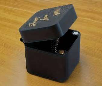 Luxury Surprise Prank Box  SpringLoaded Gold Finger Gift (5cm Box)