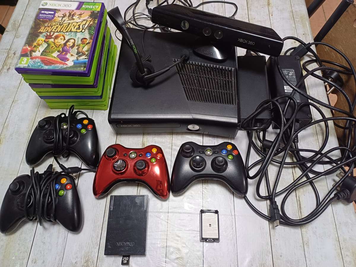 Large lot of XBox 360 items incl. Working console, Kinnect, Games, Remotes etc. See description!