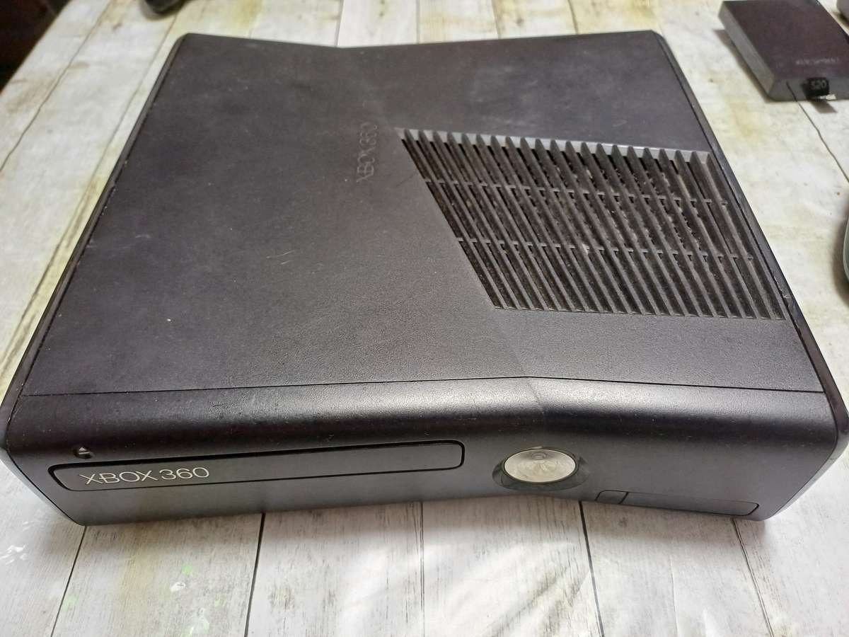 Large lot of XBox 360 items incl. Working console, Kinnect, Games, Remotes etc. See description!