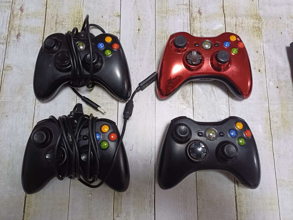 Large lot of XBox 360 items incl. Working console, Kinnect, Games, Remotes etc. See description!