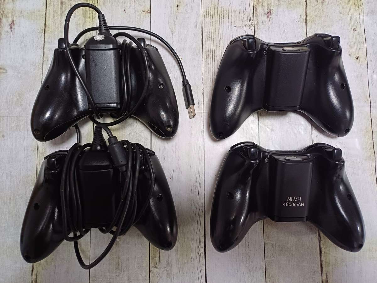 Large lot of XBox 360 items incl. Working console, Kinnect, Games, Remotes etc. See description!