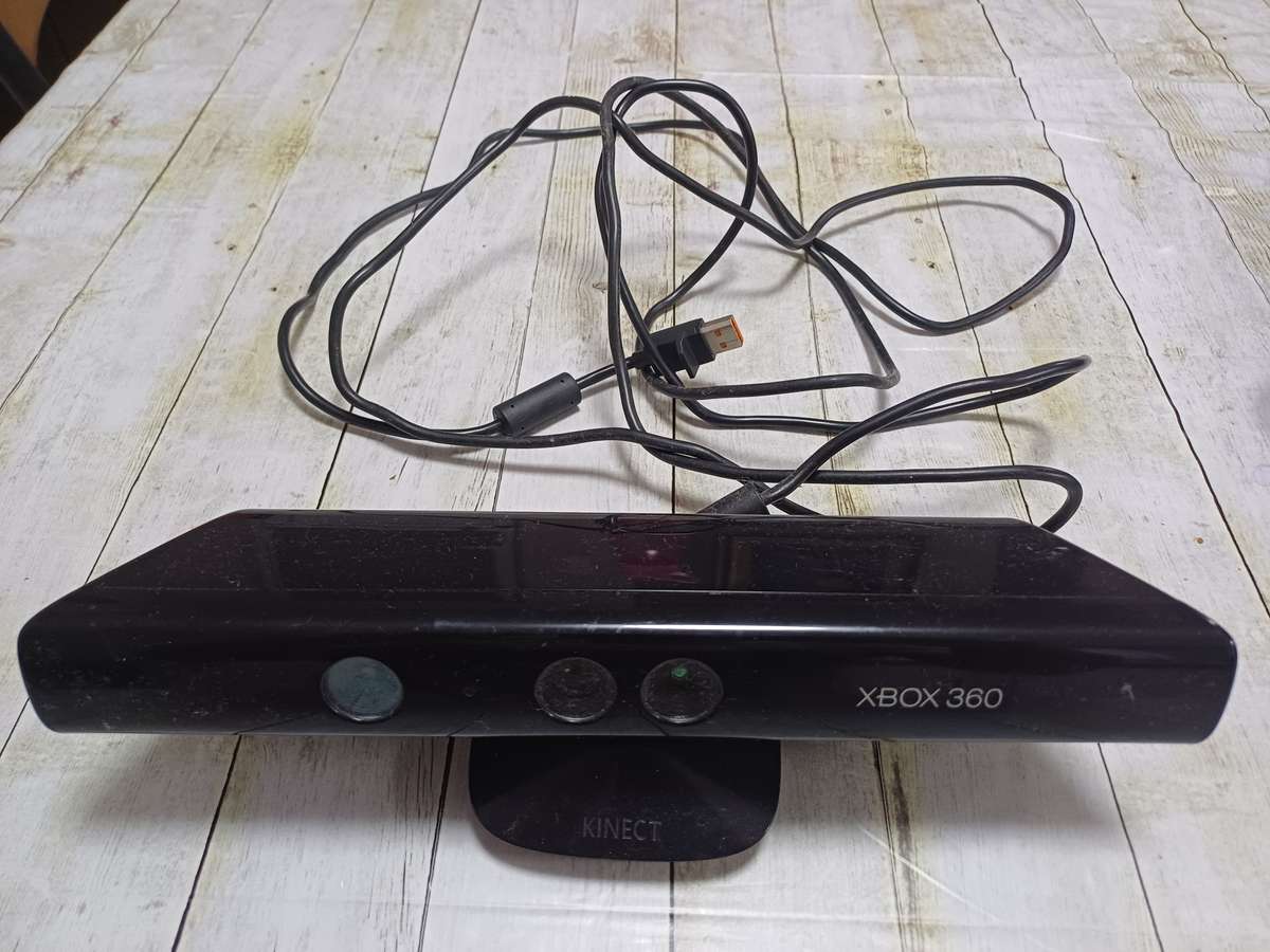 Large lot of XBox 360 items incl. Working console, Kinnect, Games, Remotes etc. See description!