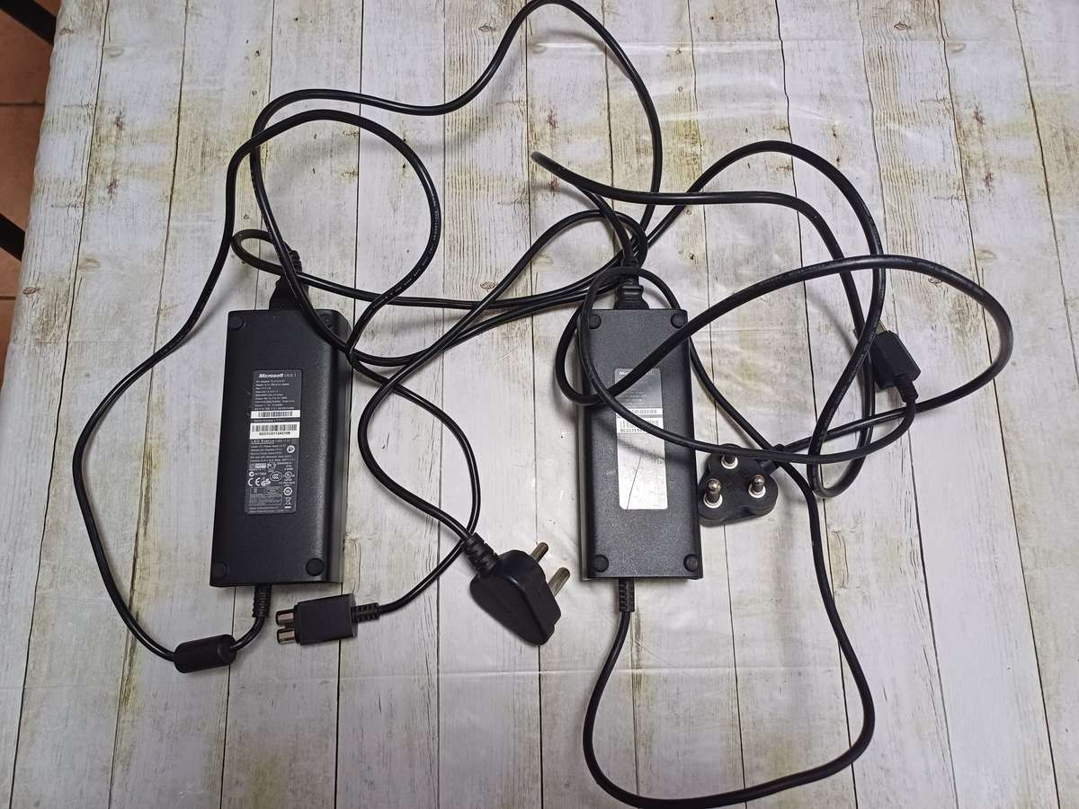 Large lot of XBox 360 items incl. Working console, Kinnect, Games, Remotes etc. See description!