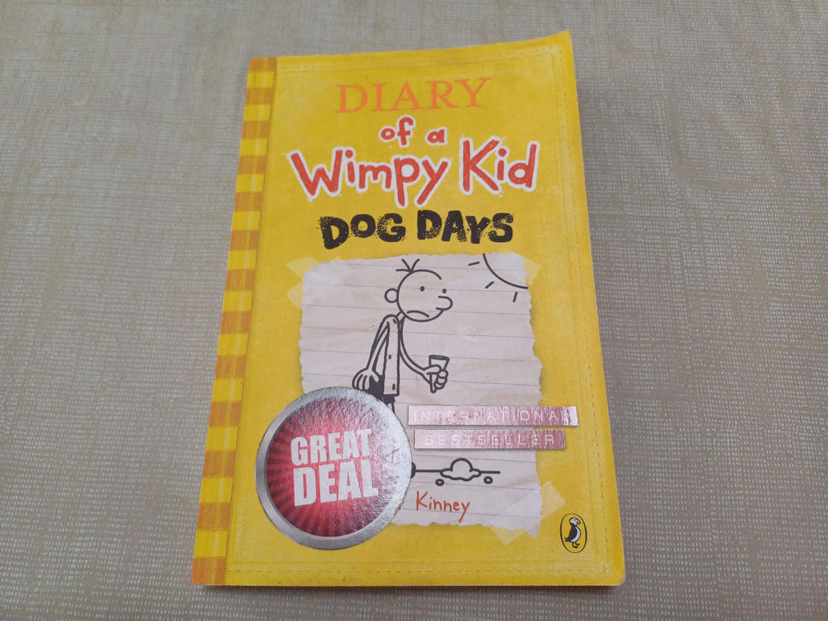 Diary of a Wimpy Kid - Dog Days. Jeff Kinney. Softcover.