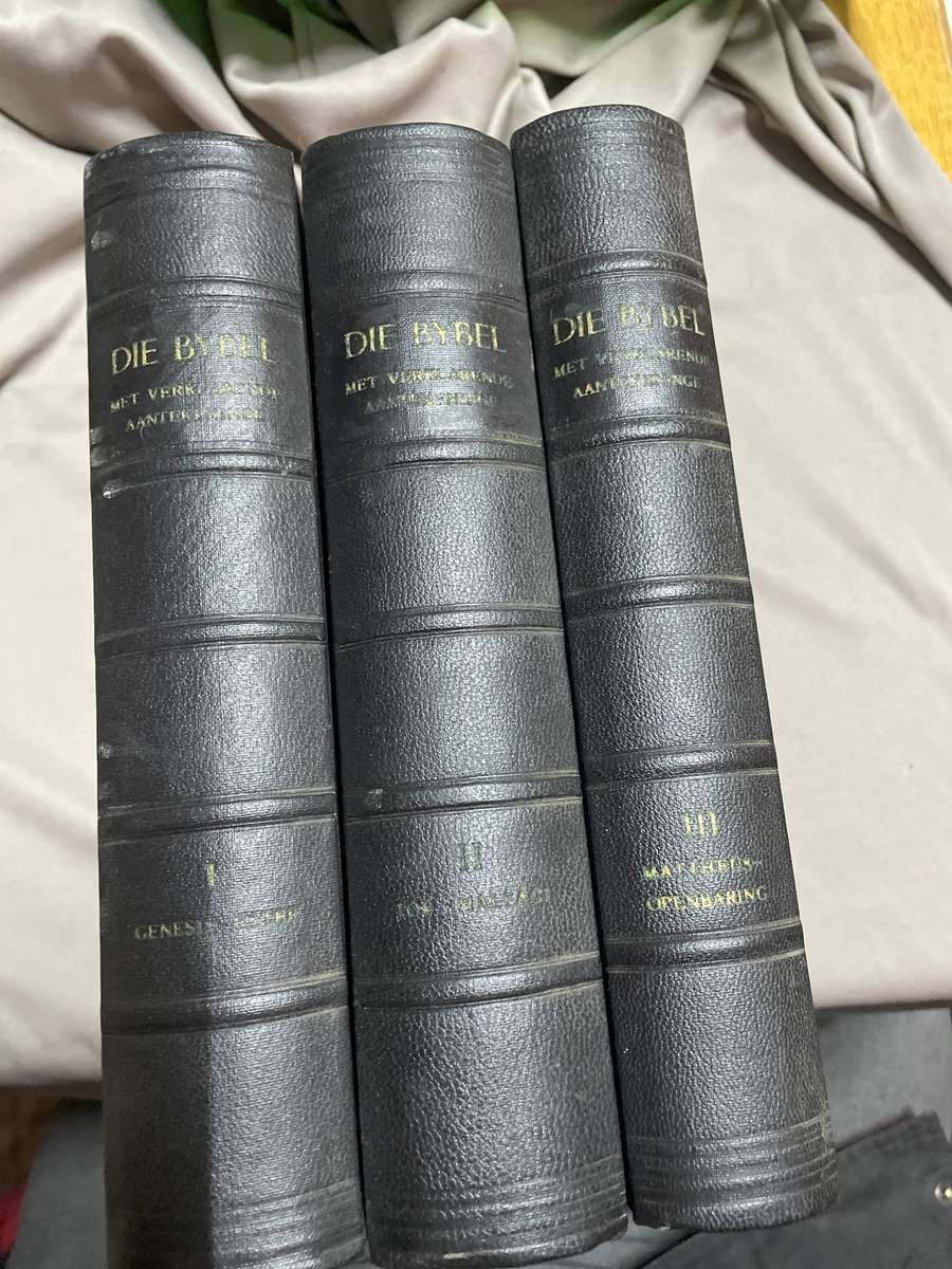 Die Bybel met Verklarende Aantekeninge drie volumes
