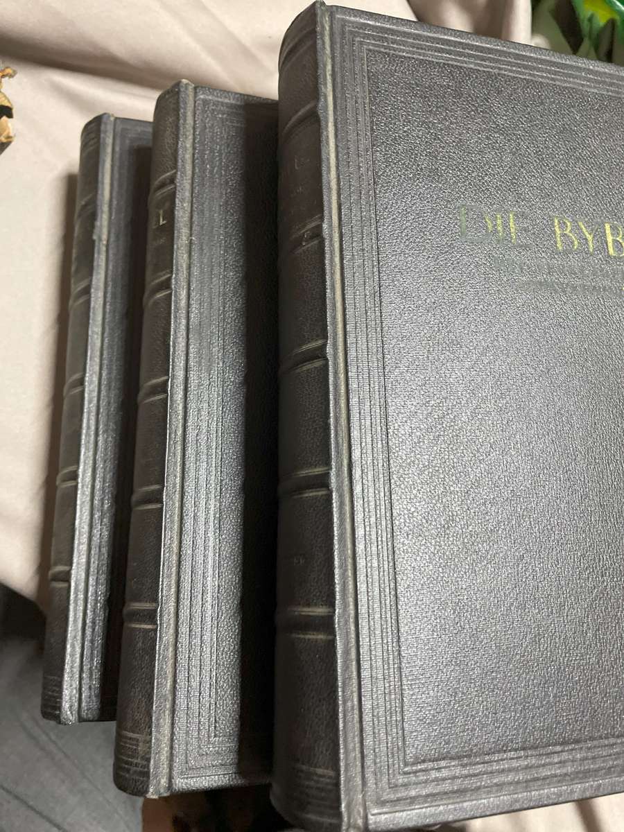 Die Bybel met Verklarende Aantekeninge drie volumes