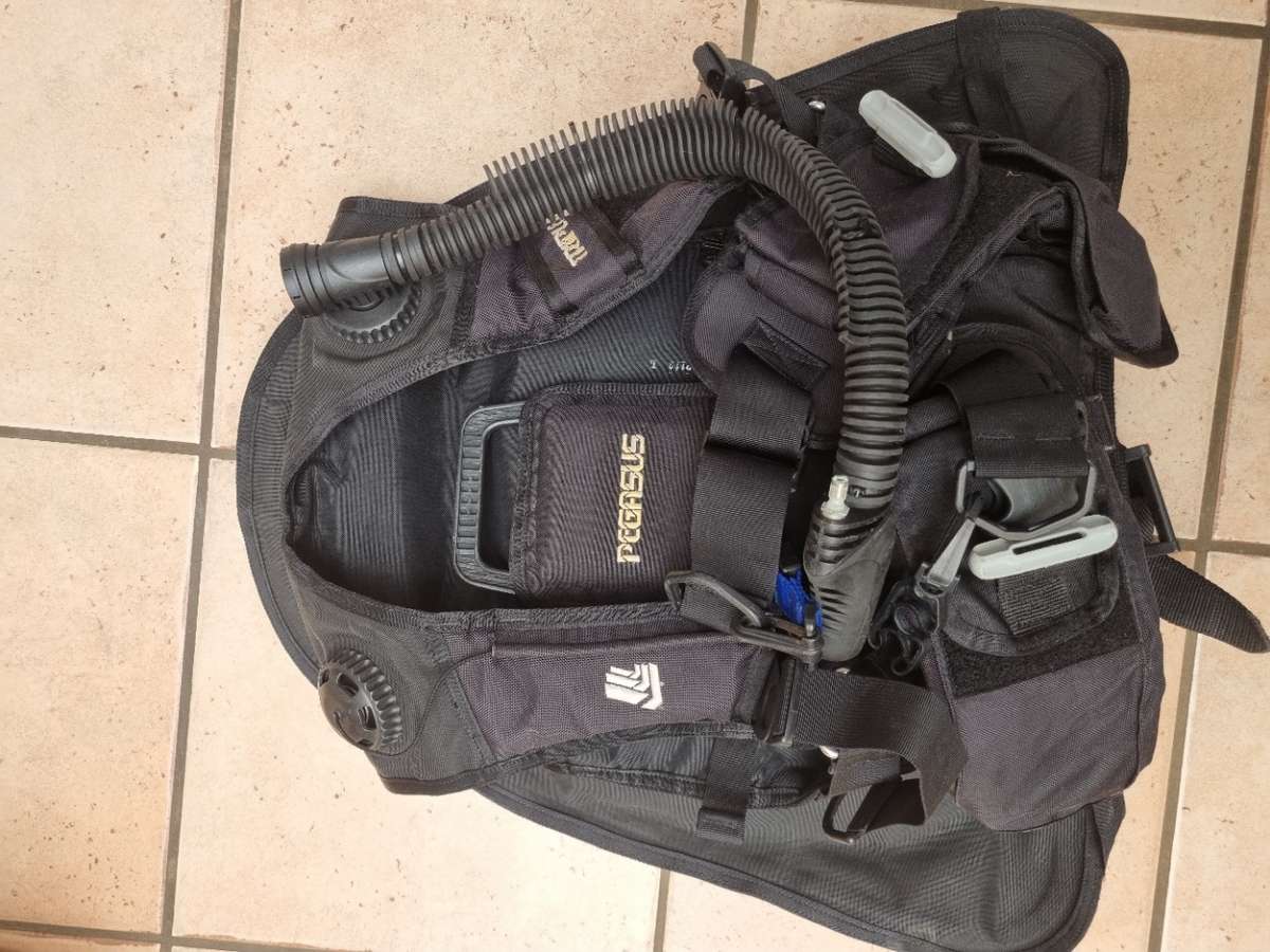 Scuba Diving Kit - BCD, 2x Regulator and Bag