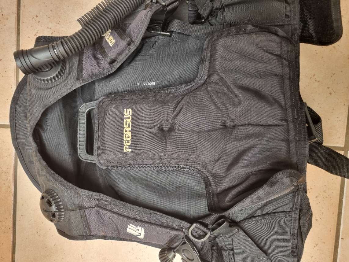 Scuba Diving Kit - BCD, 2x Regulator and Bag