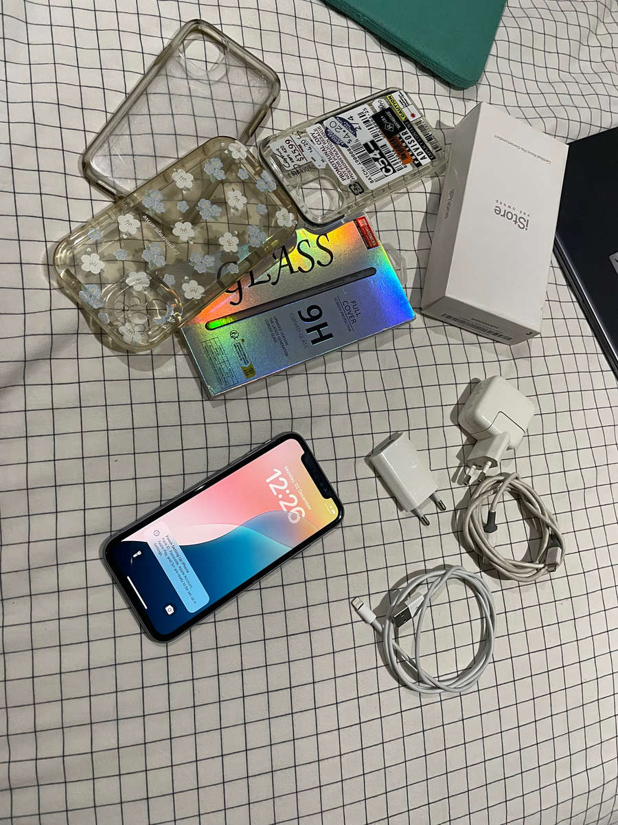 IPhone 11 128gb with A LOT of acessories