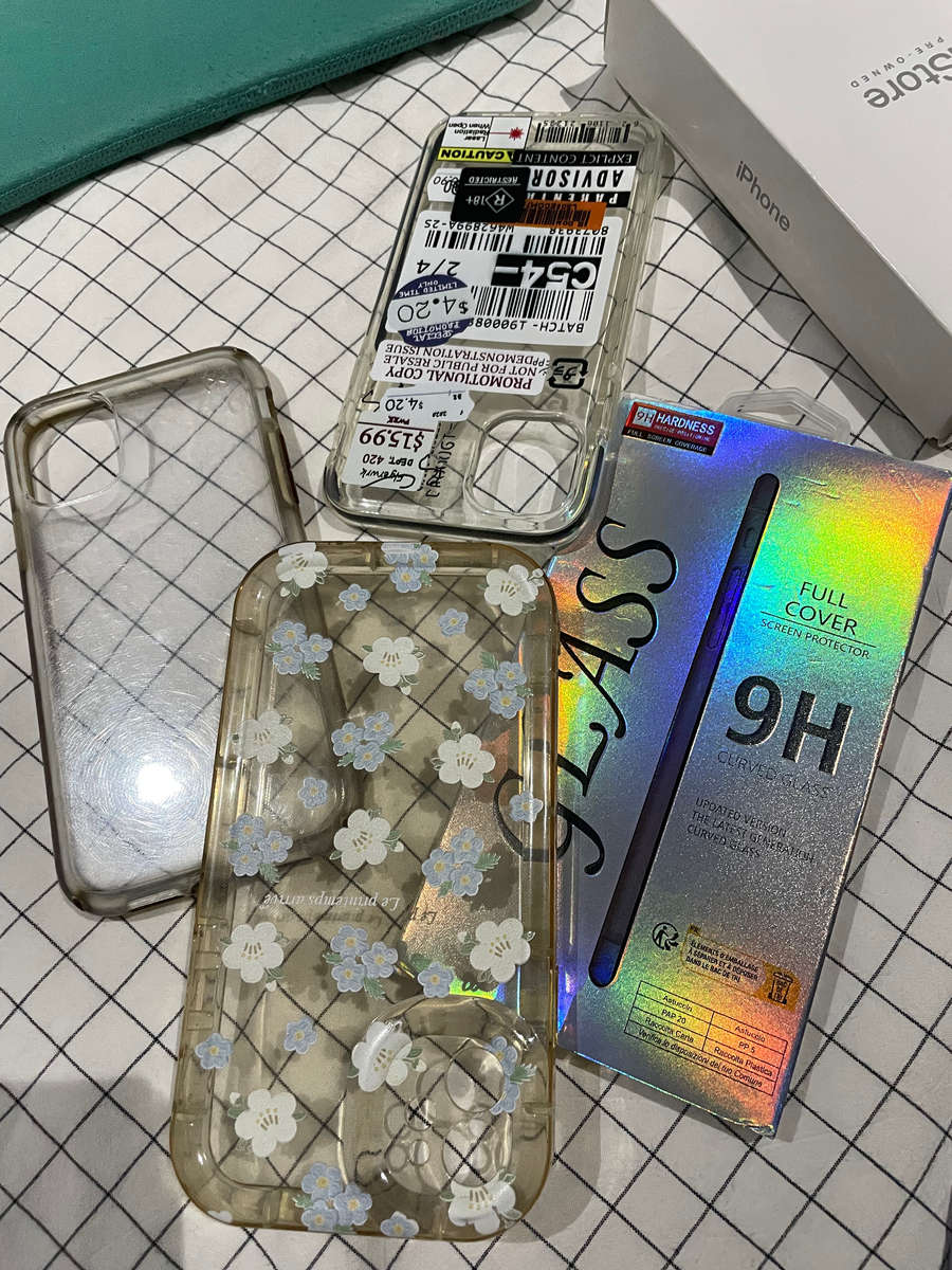 IPhone 11 128gb with A LOT of acessories