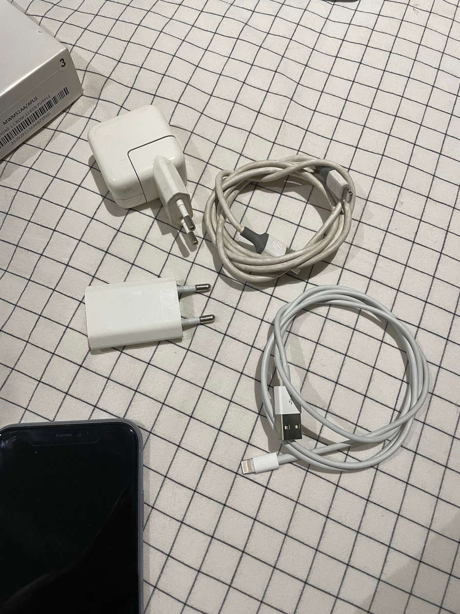 IPhone 11 128gb with A LOT of acessories