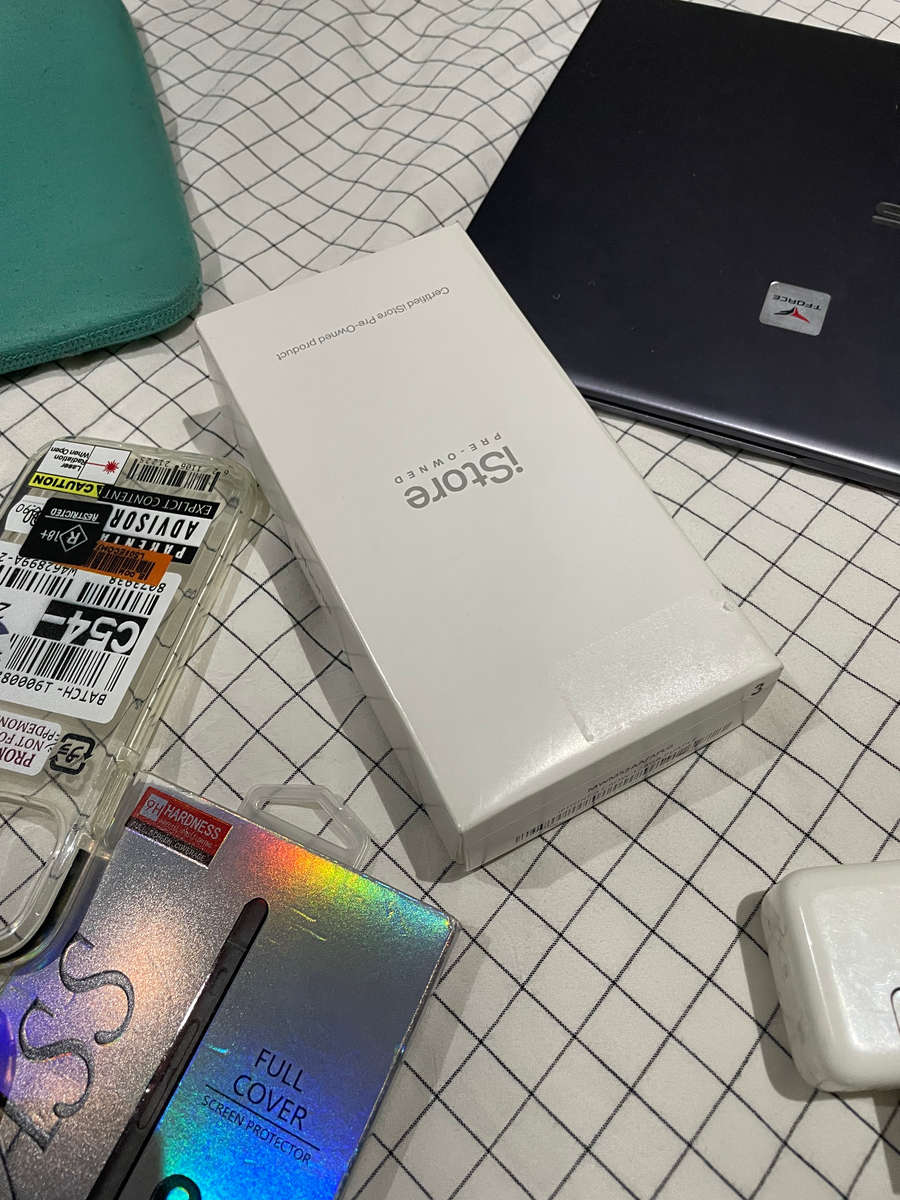 IPhone 11 128gb with A LOT of acessories