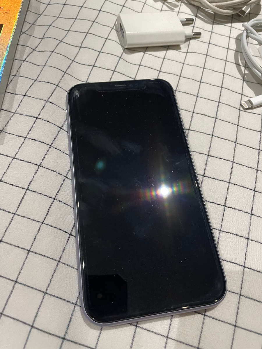IPhone 11 128gb with A LOT of acessories