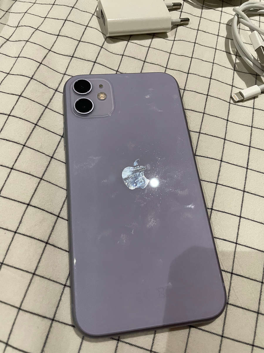 IPhone 11 128gb with A LOT of acessories