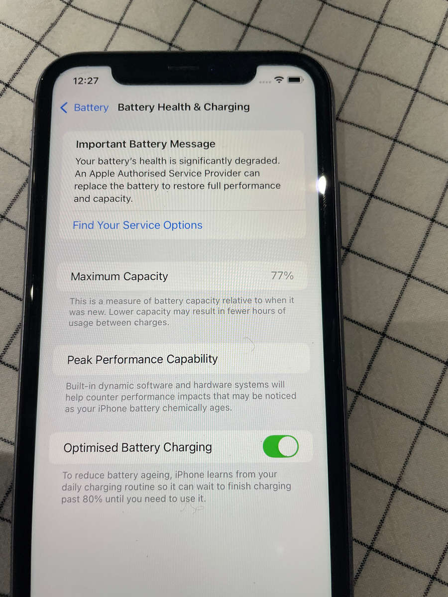 IPhone 11 128gb with A LOT of acessories