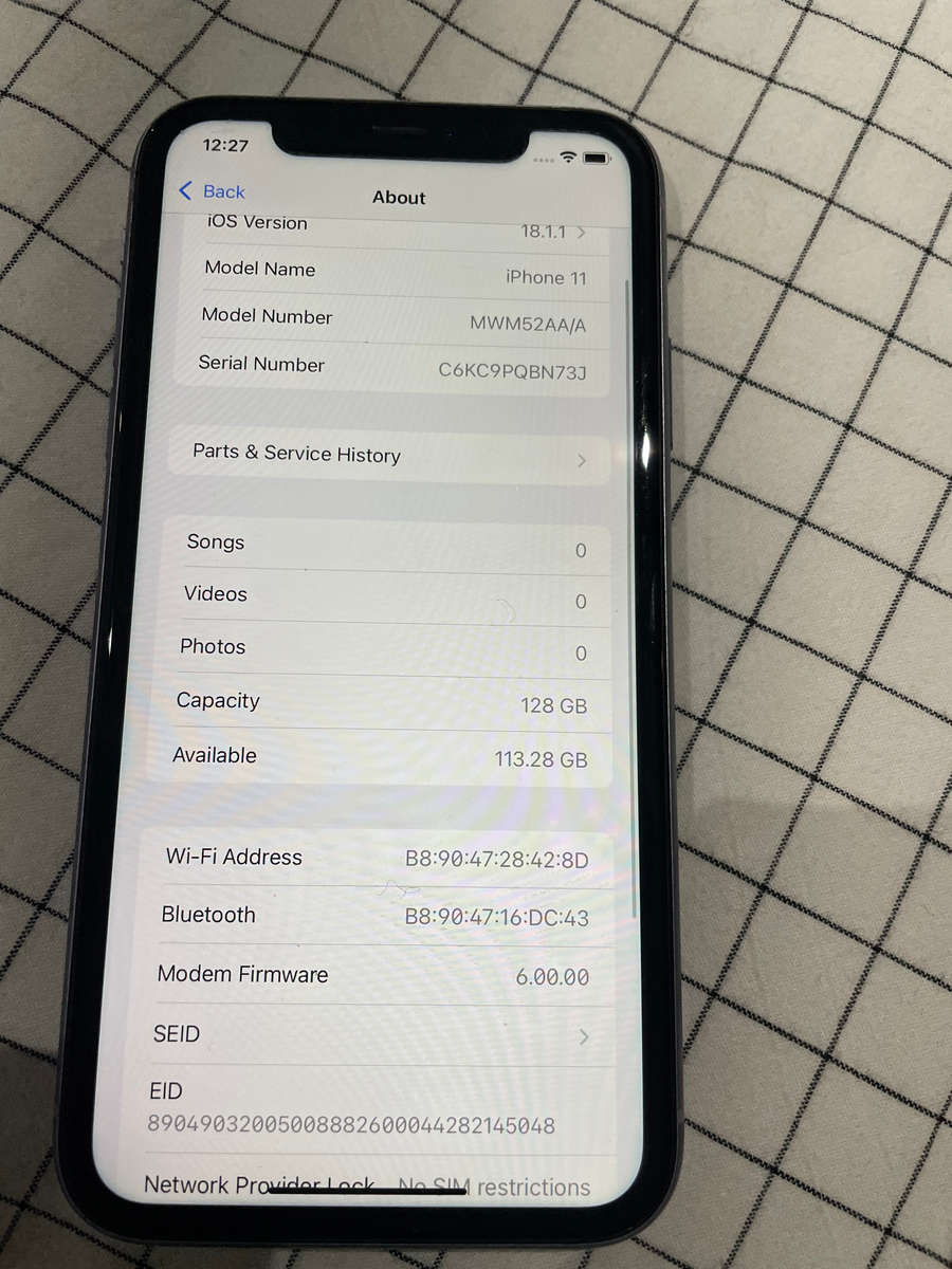 IPhone 11 128gb with A LOT of acessories