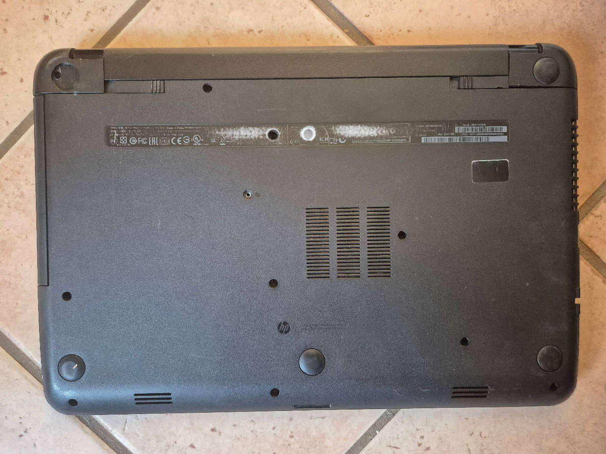 HP Laptop - i3