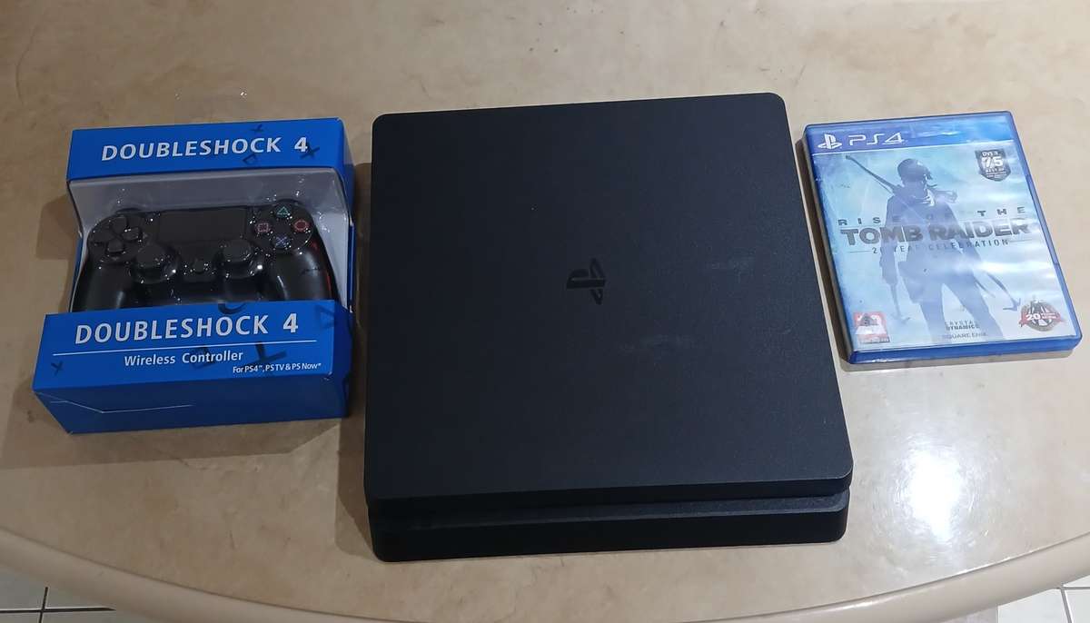 PS4 CONSOLE BUNDLE