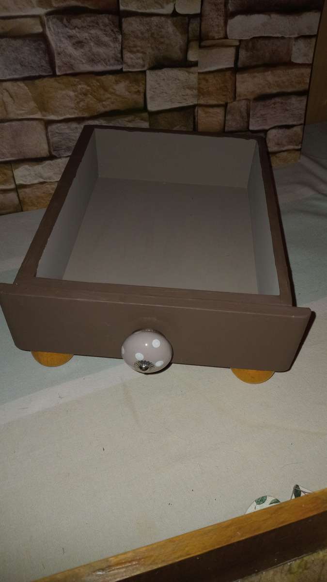 Sturdy drawer on Feet