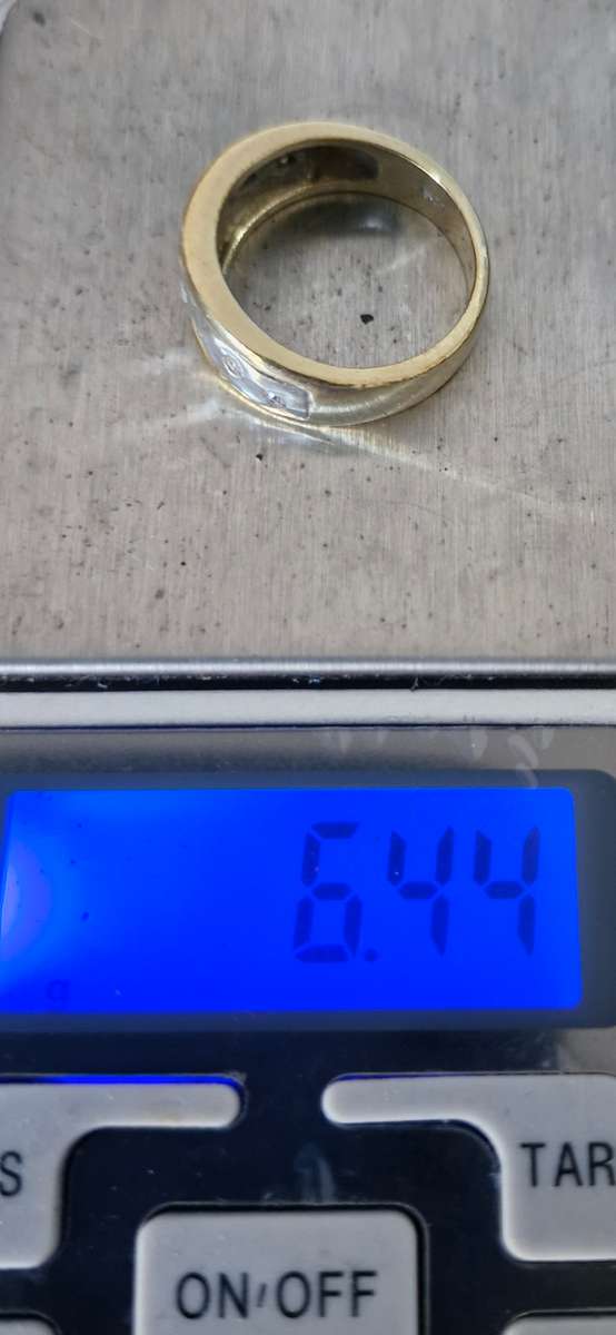 Beautiful 2 tone 9ct dress ring - weighing a whopping 6.44g