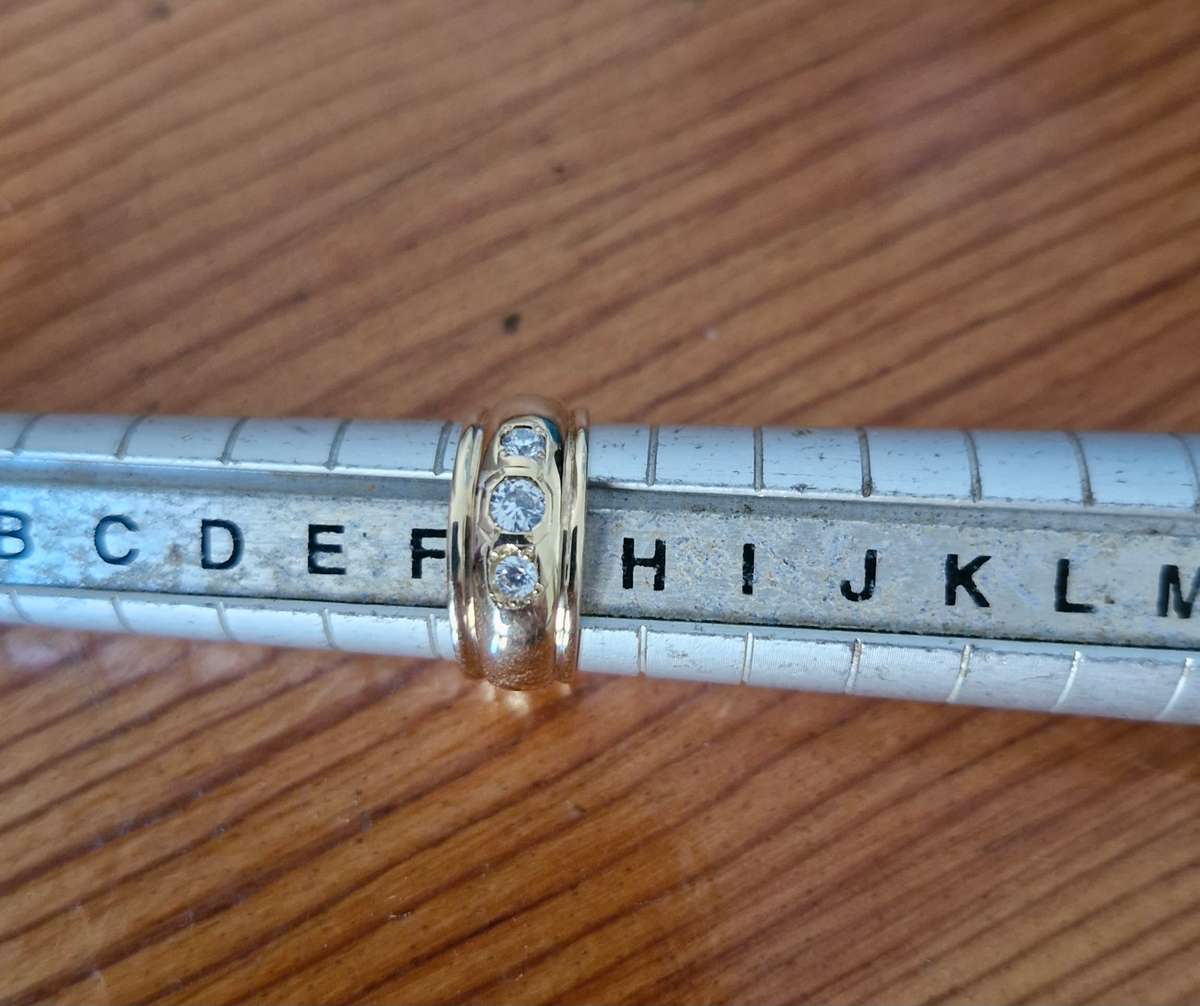 Very pretty and dainty 10CT yellow gold ring