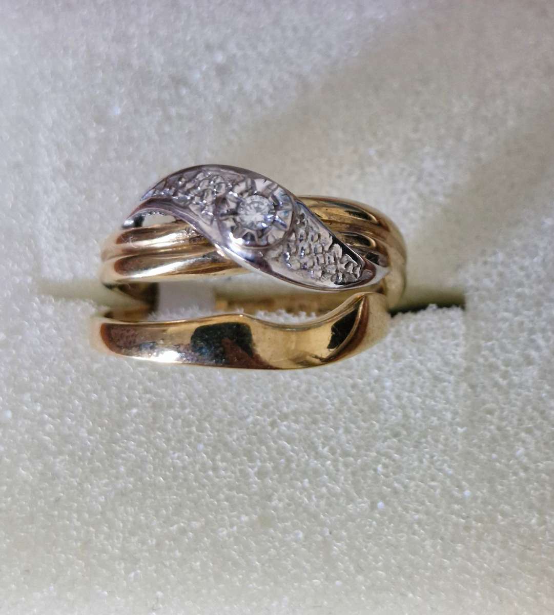 9CT 2 tone Diamond engagement and wedding band set - weight 3.89g