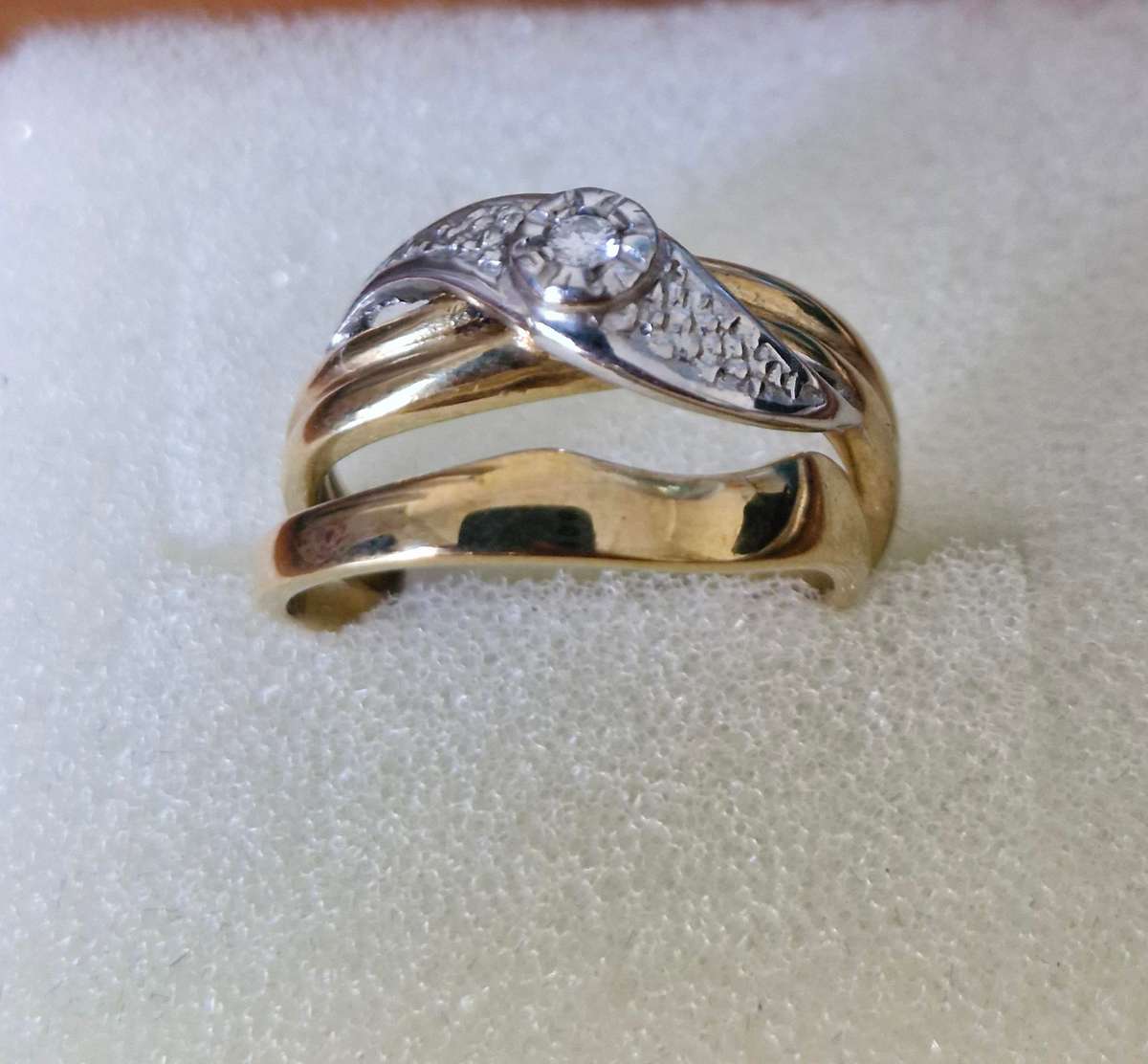 9CT 2 tone Diamond engagement and wedding band set - weight 3.89g