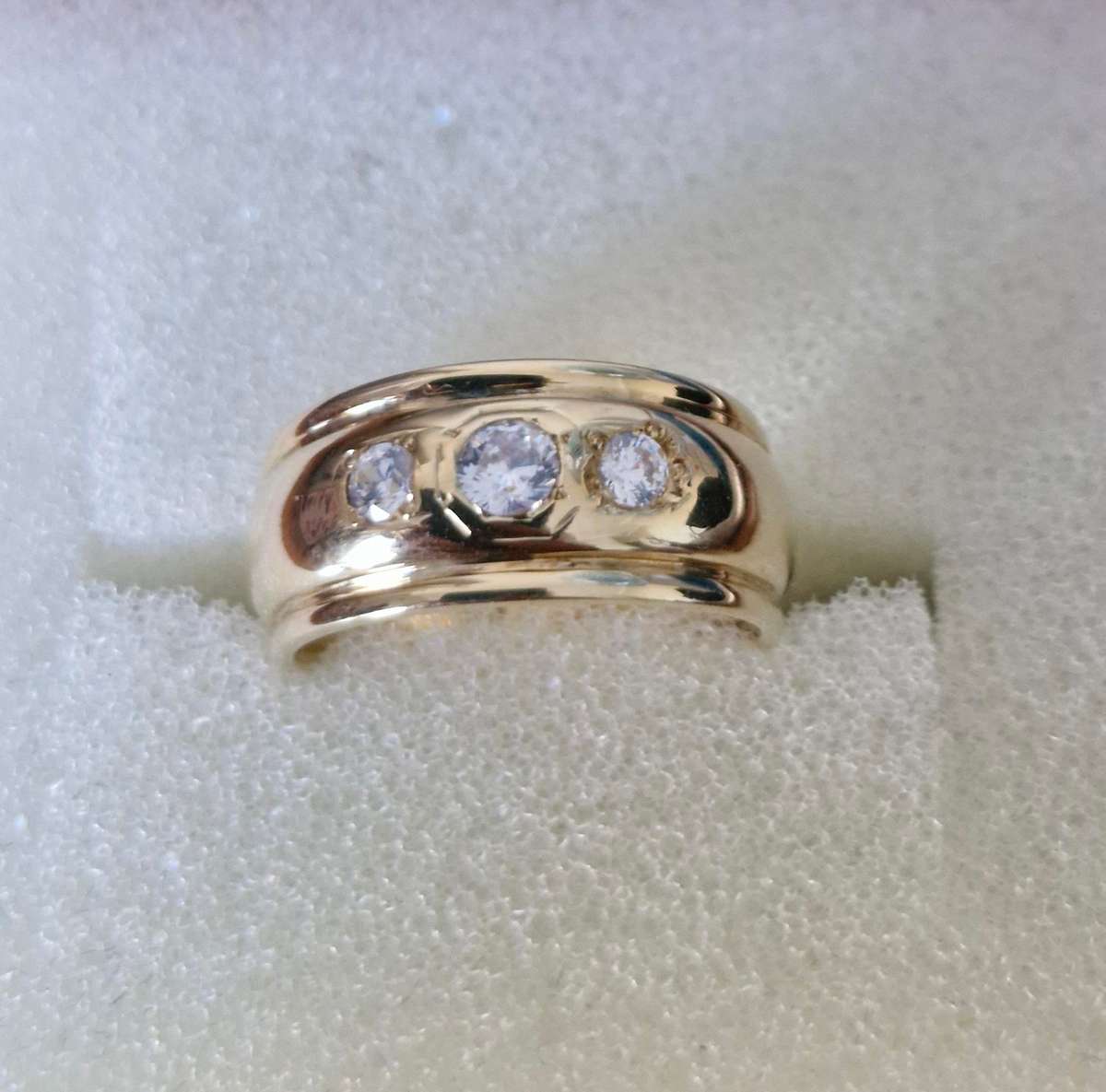 Very pretty and dainty 10CT yellow gold ring