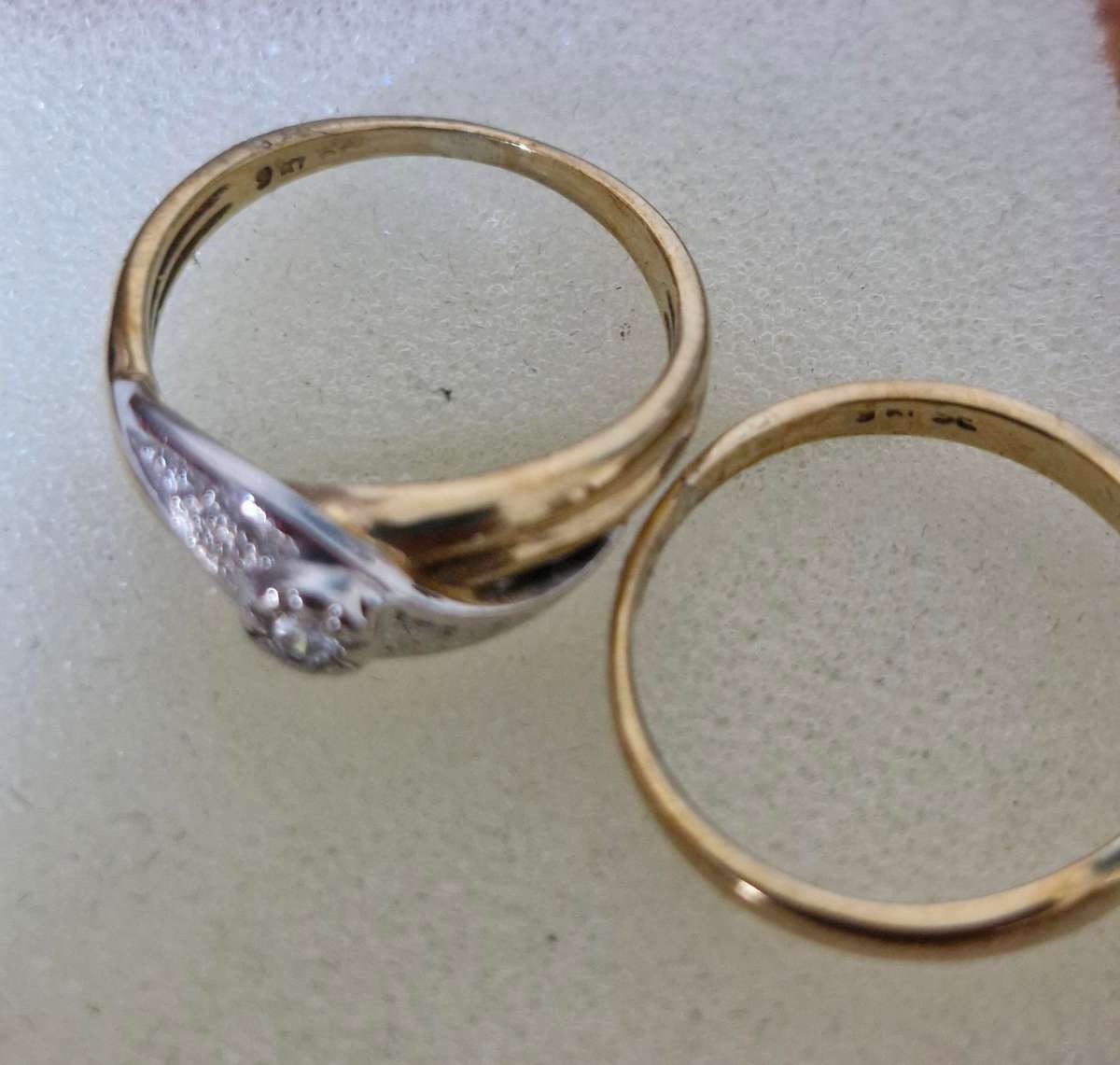 9CT 2 tone Diamond engagement and wedding band set - weight 3.89g