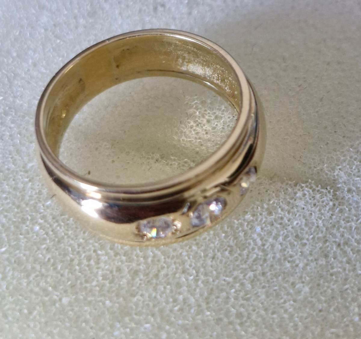 Very pretty and dainty 10CT yellow gold ring