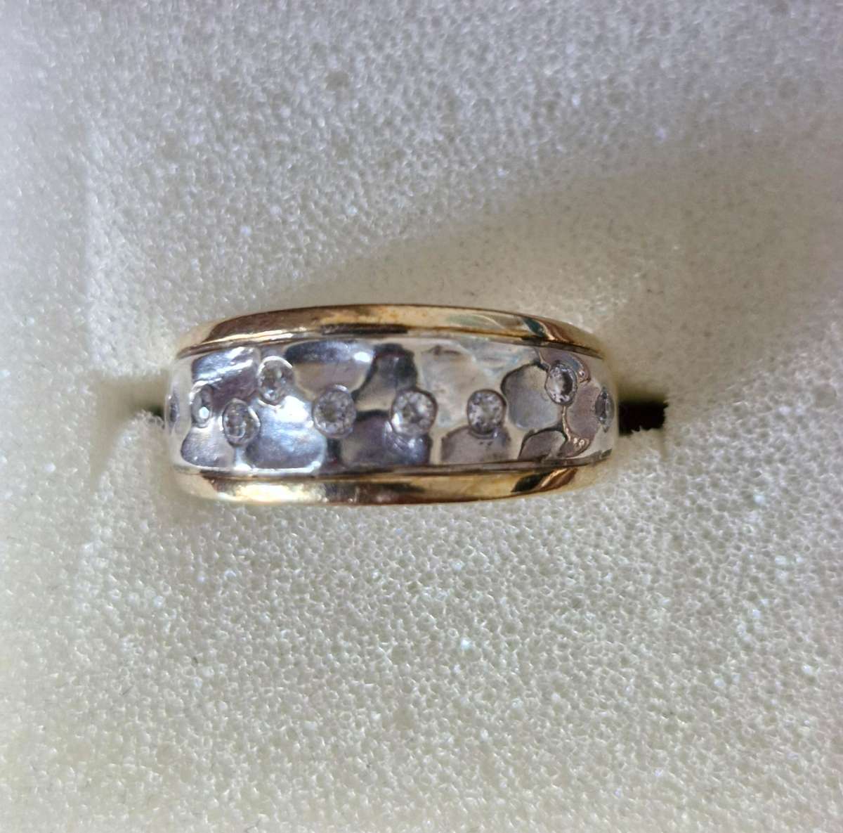 Beautiful 2 tone 9ct dress ring - weighing a whopping 6.44g
