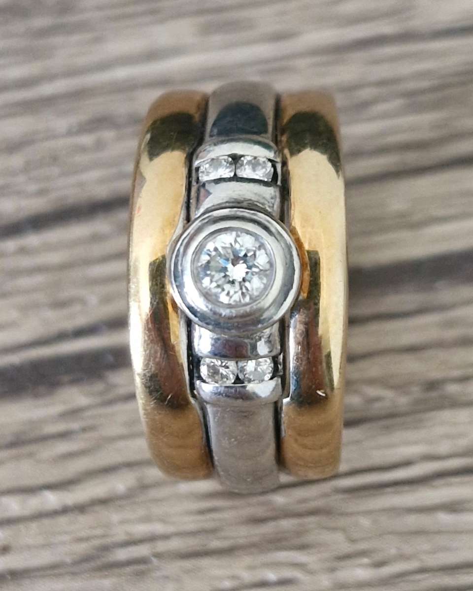 3 band 9ct two tone diamond ring - 8.2g