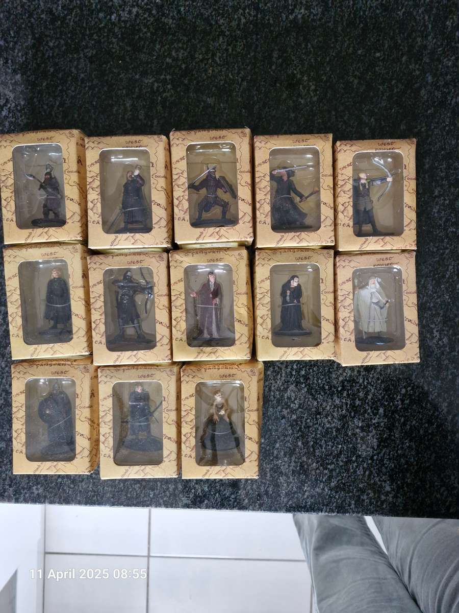 13 x Lord of the Rings Collectors figurines & 12 magazines all for the price of one
