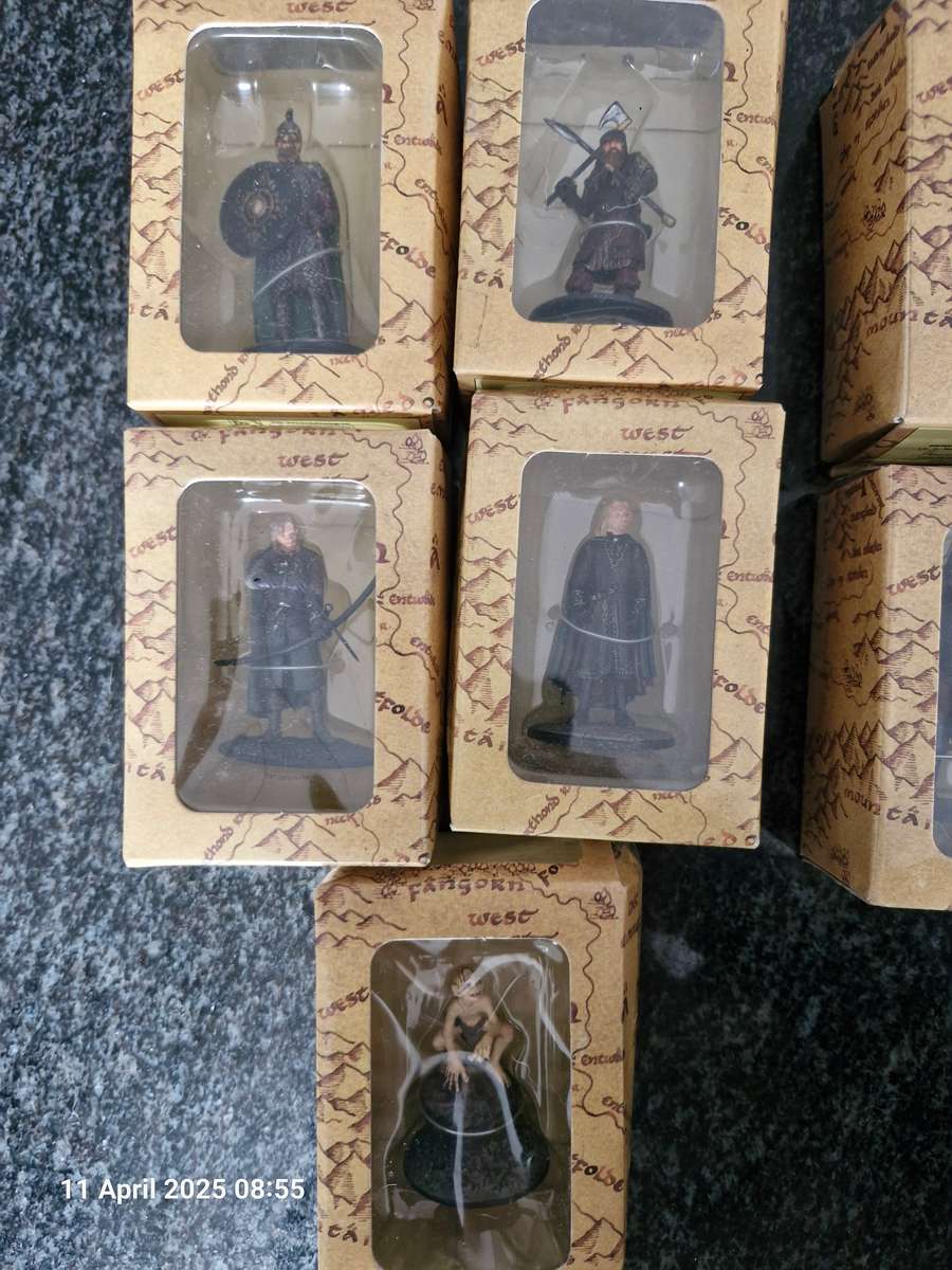 13 x Lord of the Rings Collectors figurines & 12 magazines all for the price of one