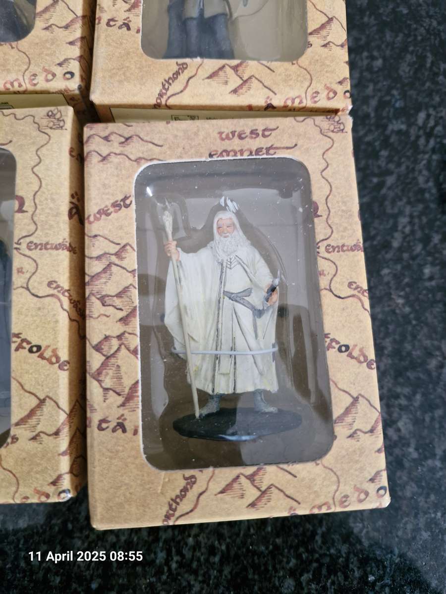 13 x Lord of the Rings Collectors figurines & 12 magazines all for the price of one