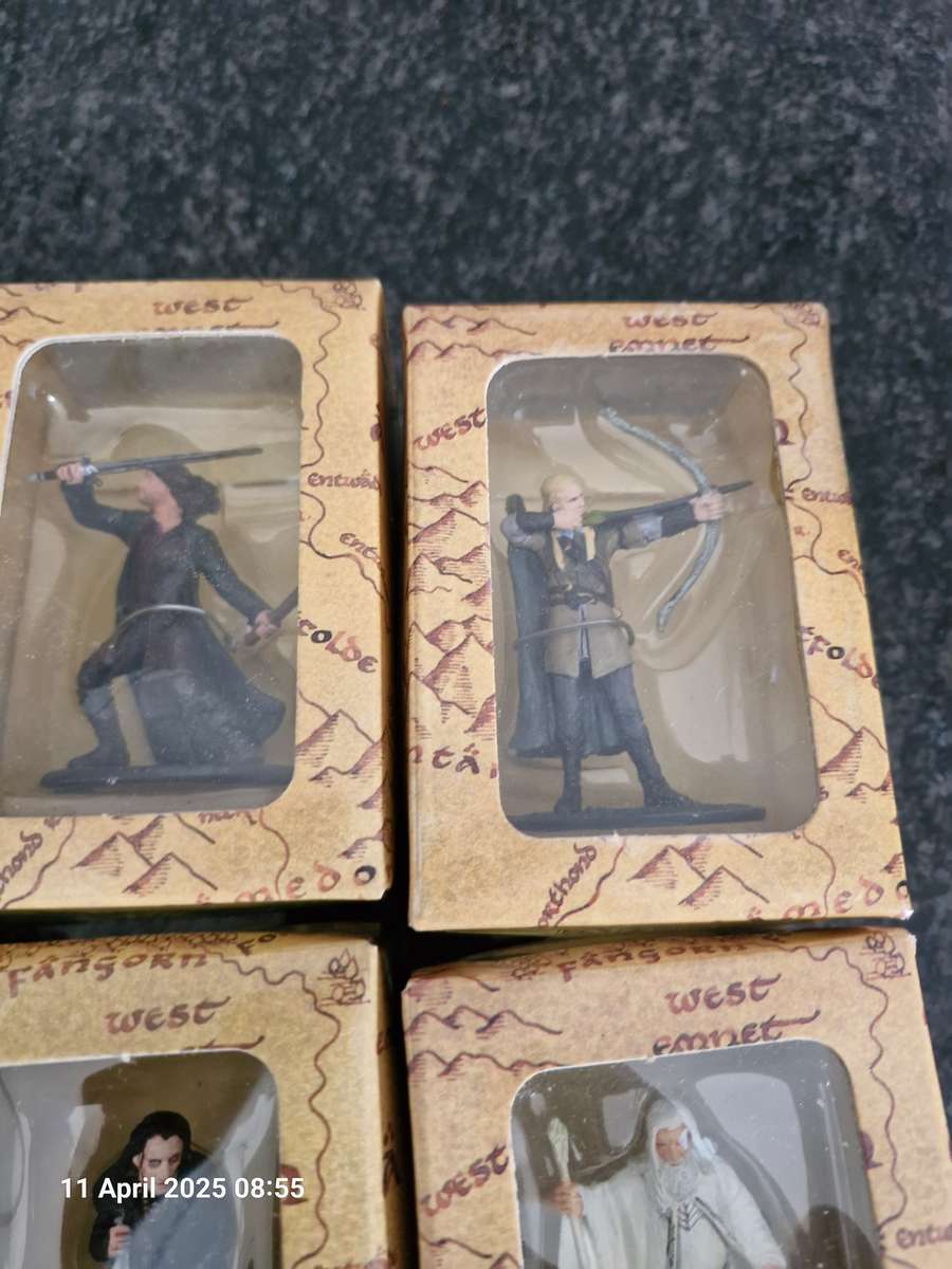 13 x Lord of the Rings Collectors figurines & 12 magazines all for the price of one