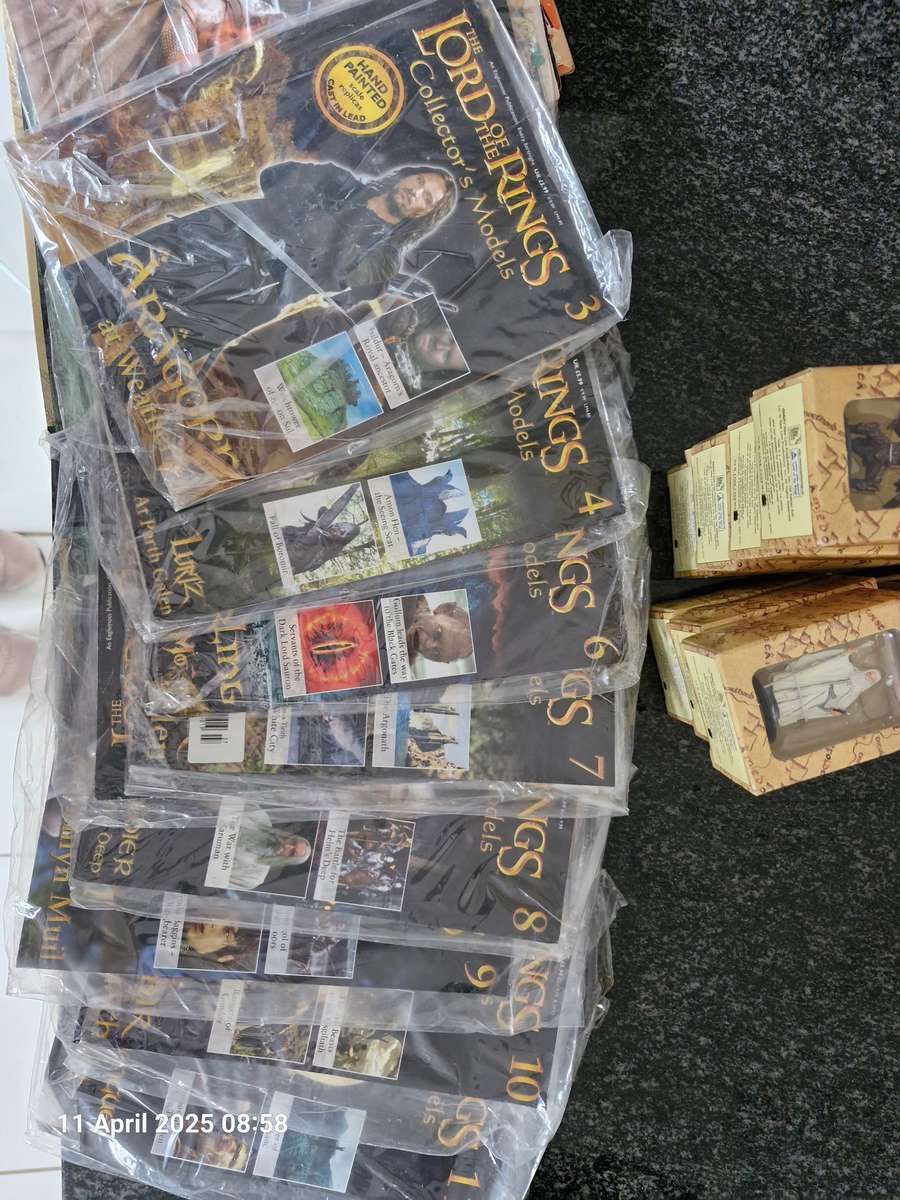 13 x Lord of the Rings Collectors figurines & 12 magazines all for the price of one