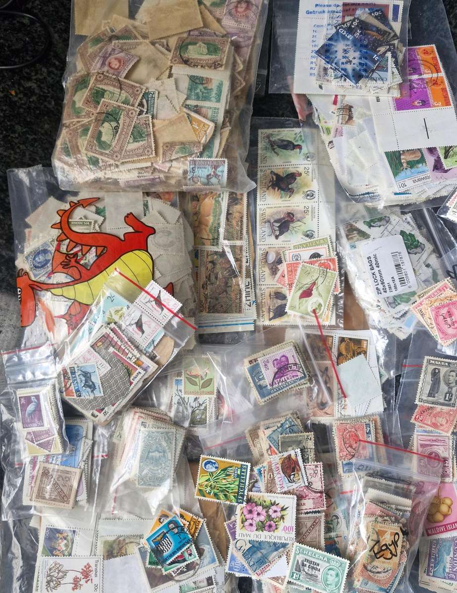 LUCKY PACKET OF STAMPS FROM AFRICA - SEMI SORTED WITH OVER 35 COUNTRIES IN THE PACK