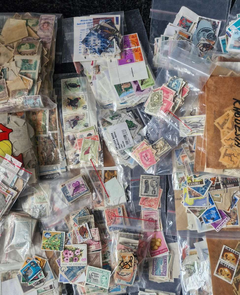 LUCKY PACKET OF STAMPS FROM AFRICA - SEMI SORTED WITH OVER 35 COUNTRIES IN THE PACK