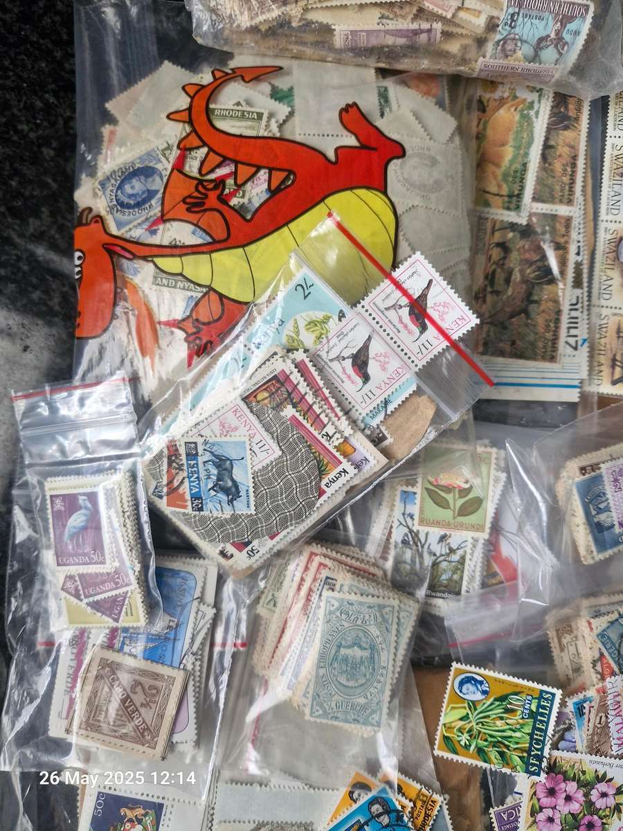 LUCKY PACKET OF STAMPS FROM AFRICA - SEMI SORTED WITH OVER 35 COUNTRIES IN THE PACK