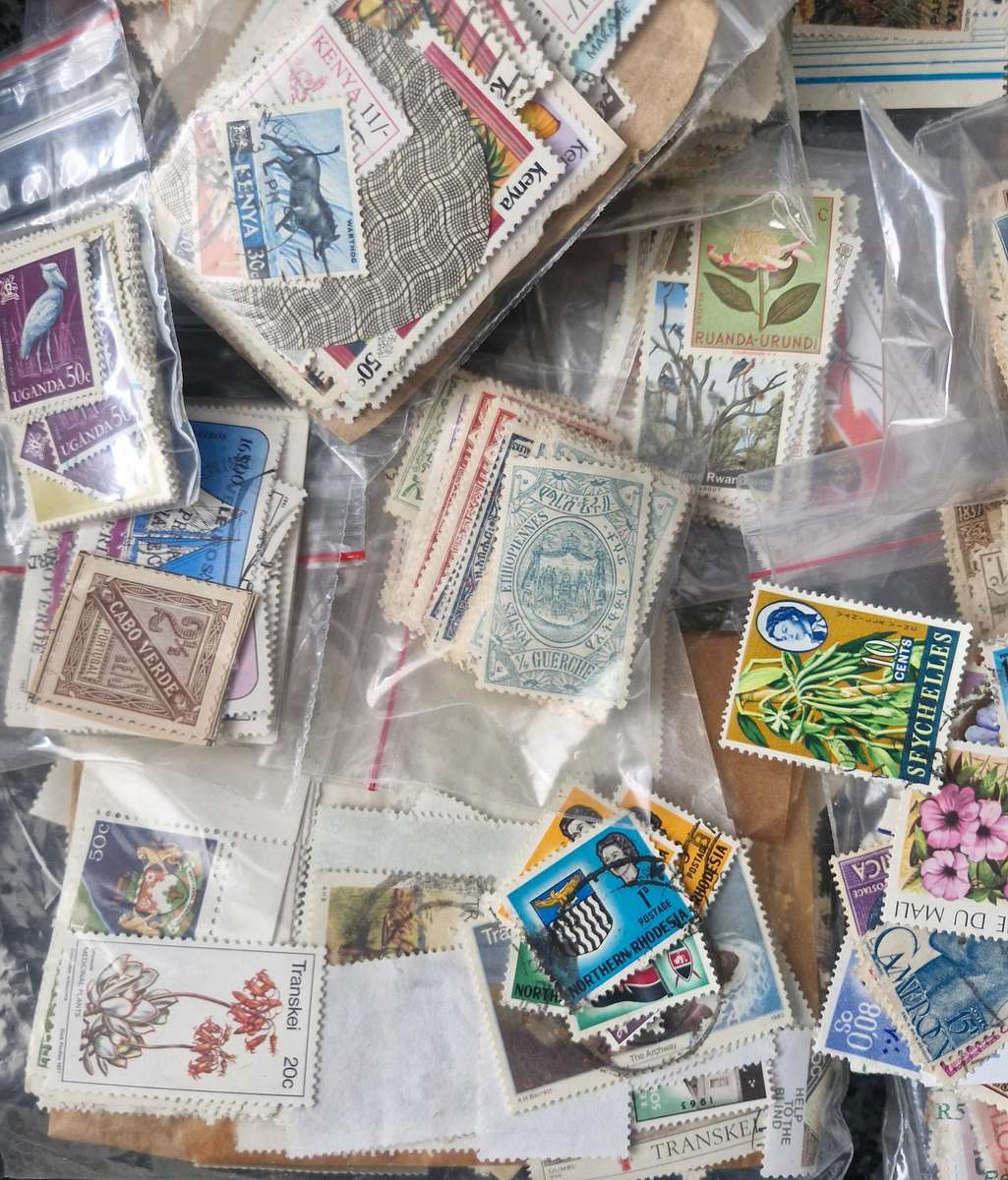 LUCKY PACKET OF STAMPS FROM AFRICA - SEMI SORTED WITH OVER 35 COUNTRIES IN THE PACK