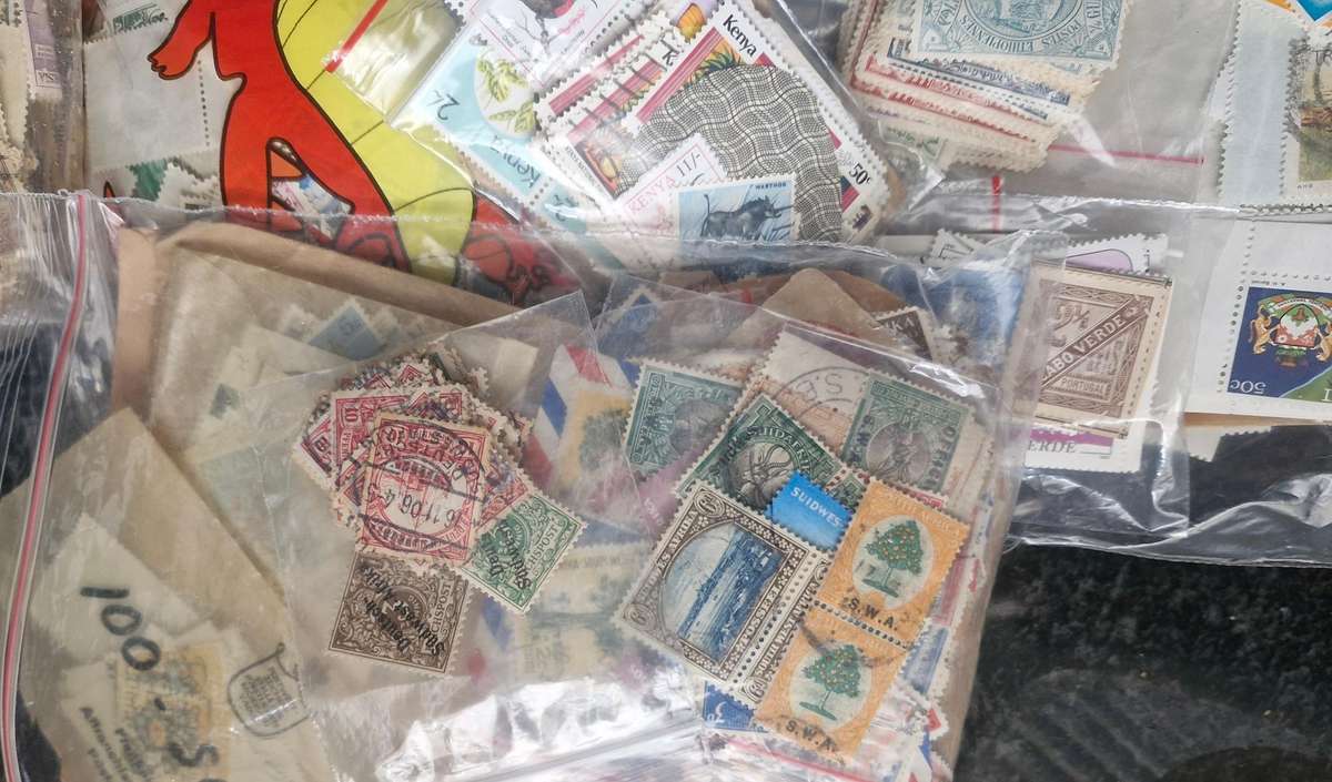 LUCKY PACKET OF STAMPS FROM AFRICA - SEMI SORTED WITH OVER 35 COUNTRIES IN THE PACK