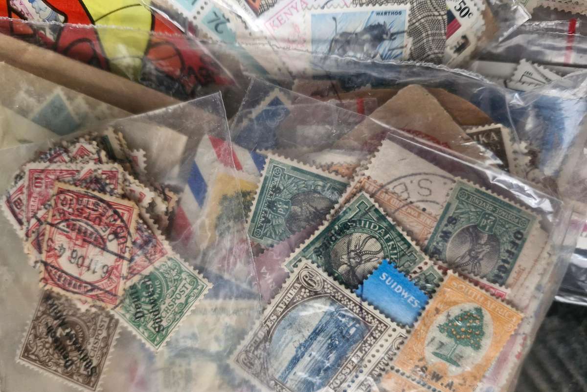 LUCKY PACKET OF STAMPS FROM AFRICA - SEMI SORTED WITH OVER 35 COUNTRIES IN THE PACK