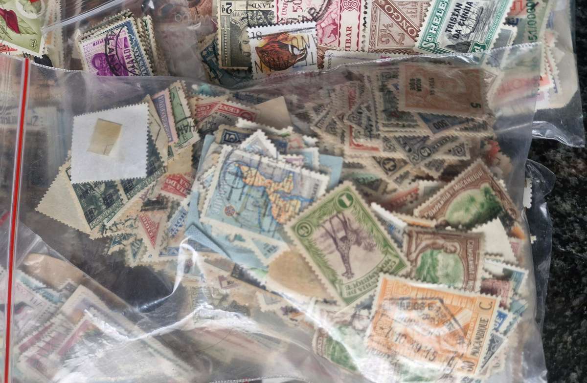 LUCKY PACKET OF STAMPS FROM AFRICA - SEMI SORTED WITH OVER 35 COUNTRIES IN THE PACK