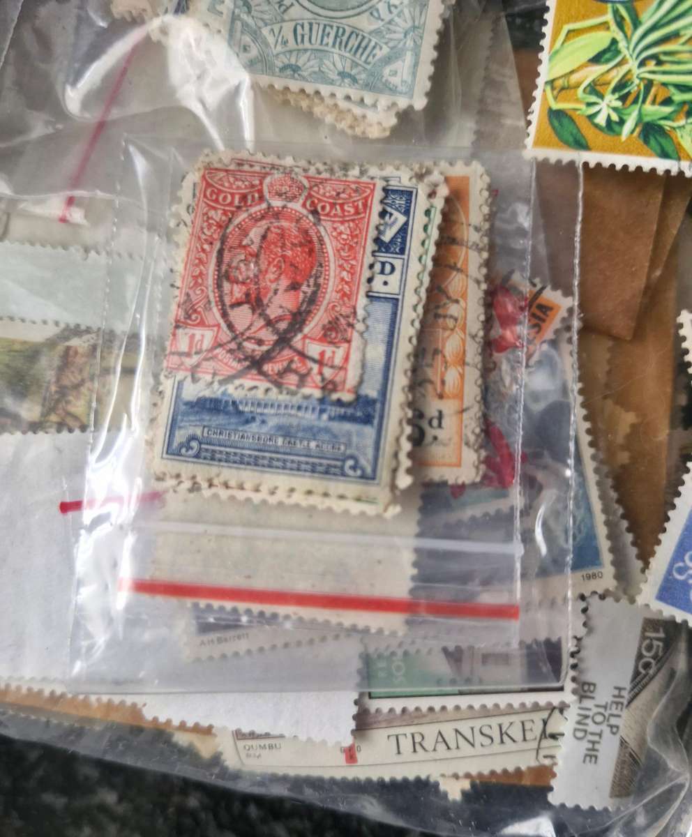 LUCKY PACKET OF STAMPS FROM AFRICA - SEMI SORTED WITH OVER 35 COUNTRIES IN THE PACK